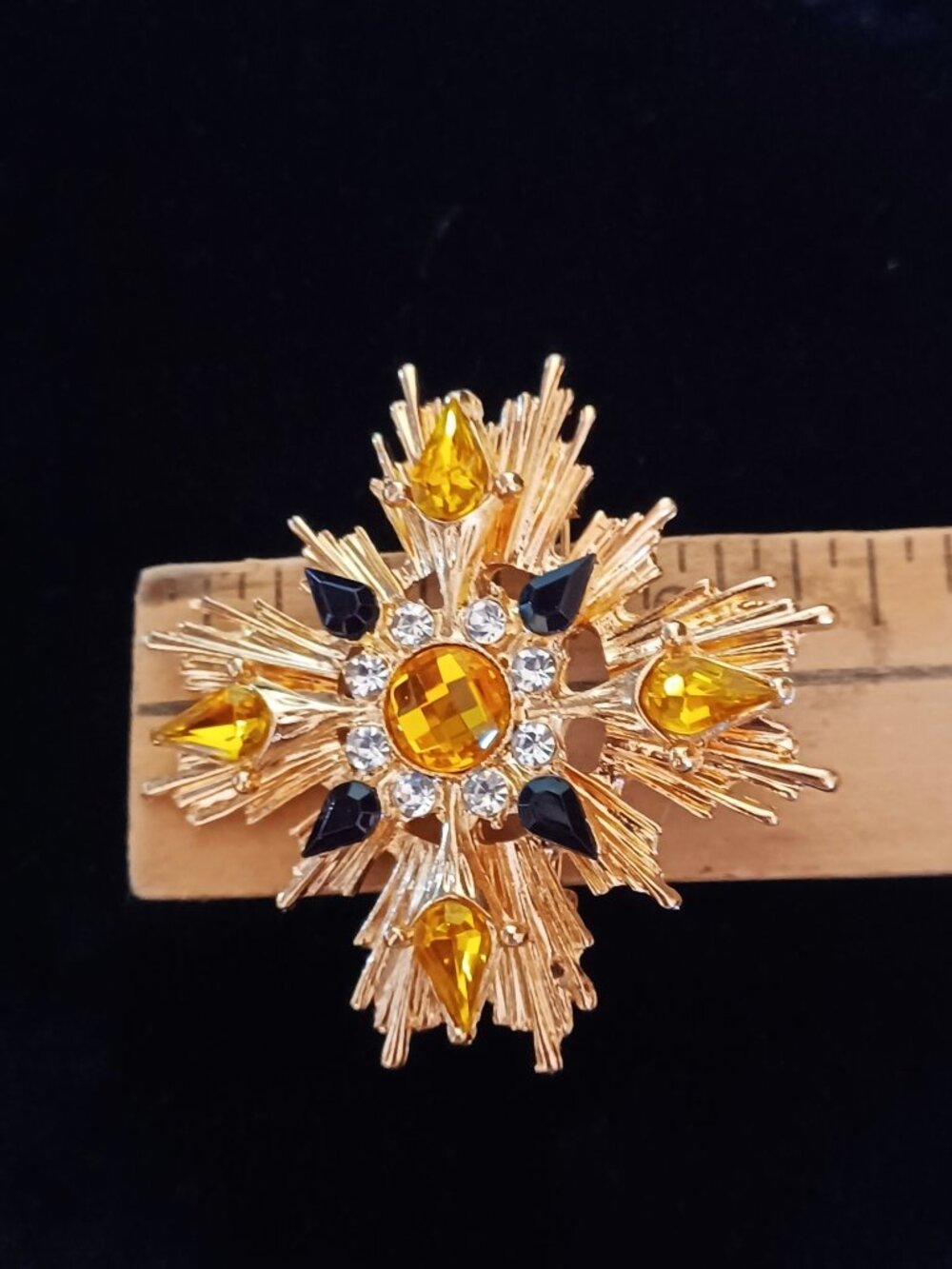 A Golden Beauty Brooch - Picture 3 of 4